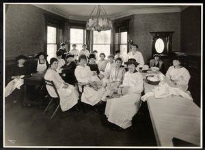 En sycirkel för kvinnor i nordöstra hörnet av 88th Street och West End Avenue, New York, 1920 (silvergelatintryck)